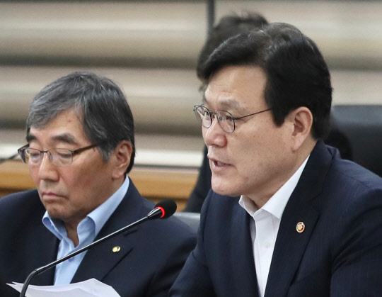 최종구 금융위원장(오른쪽)이 3일 오전 정부서울청사에서 국책은행장과 시중은행장들이 참석한 가운데 열린 일본 수출규제 관련 대응회의에서 모두발언을 하고 있다. 왼쪽은 윤석헌 금융감독원장. 연합뉴스